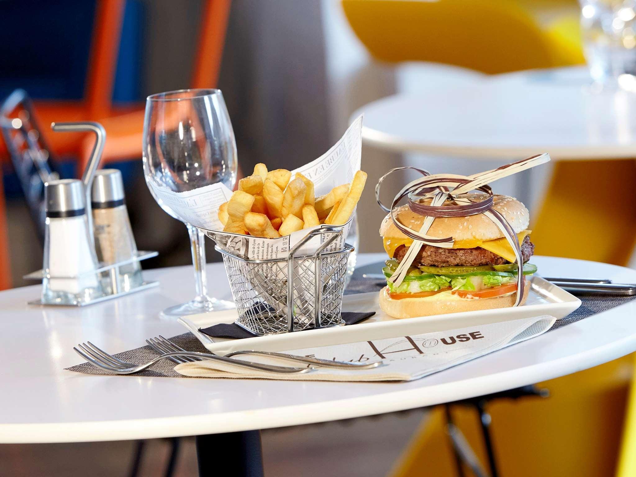 Hotel Kyriad Paris Ouest - Colombes 3*